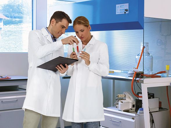 Batas médicas valento farmacéuticas blancas vista 1